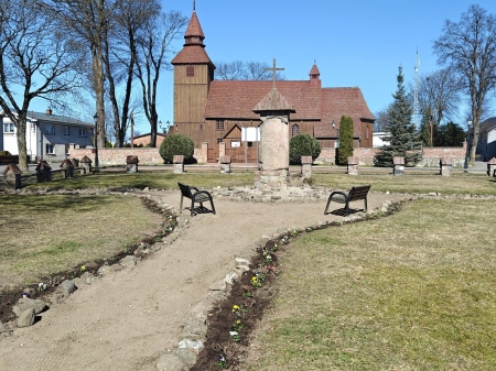 Wiosenne sprzątanie przy pomniku.