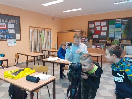 Studio telewizyjne na lekcji języka polskiego w klasie V